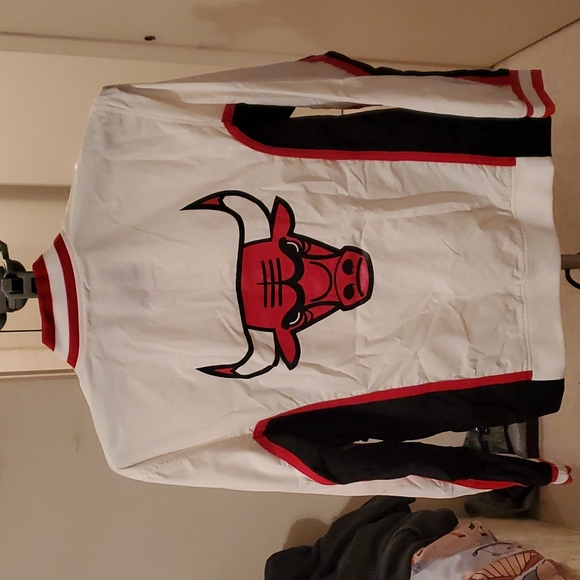 Dead stock bulls warmup jacket! - Picture 4 of 4